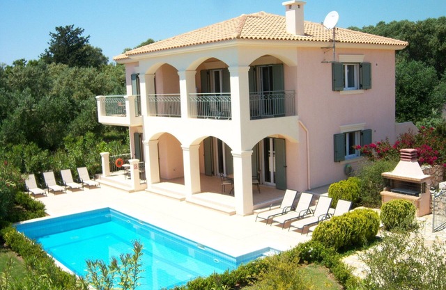 Short walk to the beach ,Four bedrooms four bathrooms sleeps 8