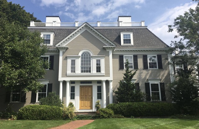 Showcase Home 1 mile to downtown, close to beaches, perfect for family reunions