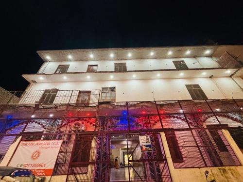 Shri Ram Janki Ashram by Omji - 10 min walk to Hanuman Garhi temple