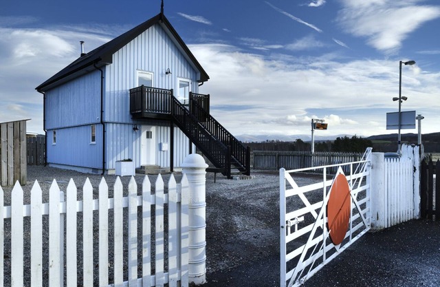 SIGNAL BOX, character holiday cottage, with open fire in Newtonmore