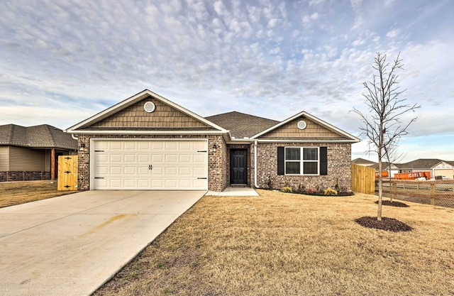 Siloam Springs Home, Close to Parks & Trails!