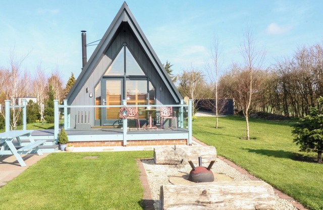 SILVER BIRCH LODGE, romantic, with hot tub in Misterton