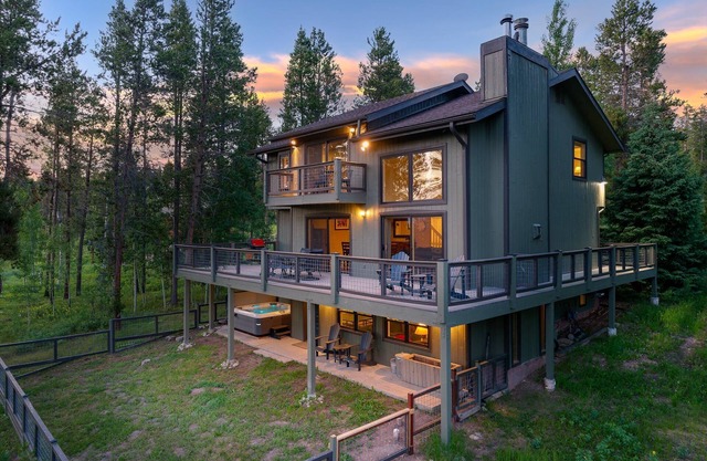 Silver Lining Lodge I Amazing Views I Private Hot Tub I Best Price I Discounted Attractions