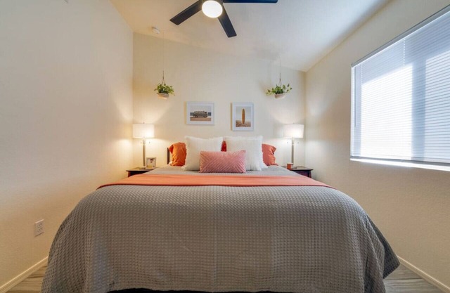 Silverbell/3 BR & 2 BA/Garage/Fenced/Quiet