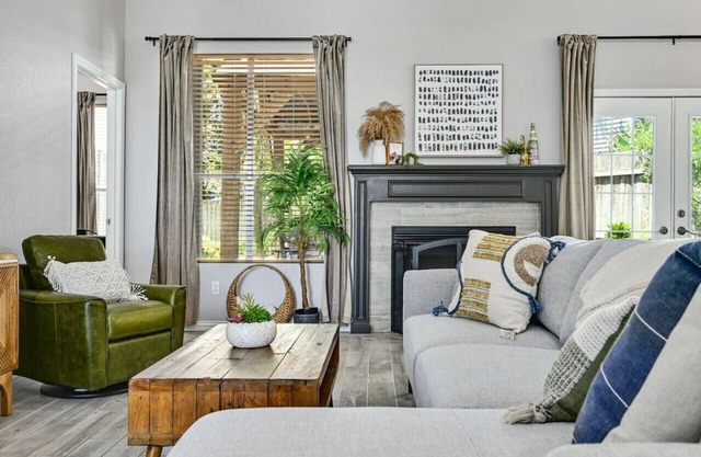 'Silverwood' Pet-Friendly! Fire Pit! Near Domain!
