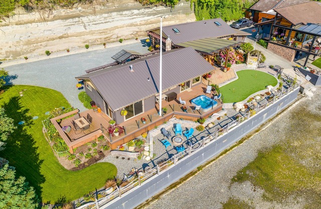 Similk Bay Retreat with Deck, Fire Pit + Hot Tub!