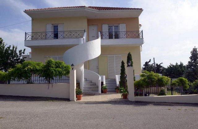 SIMOS' sea view house