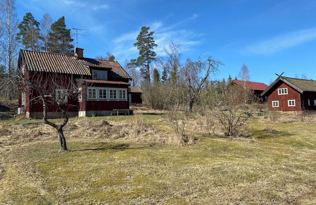 Simple country side cottage with wonderful garden and lovely surroundings