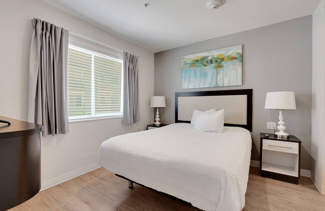 Simplicity At the Rim 1311 I Spacious 1 Bed 1 Bth