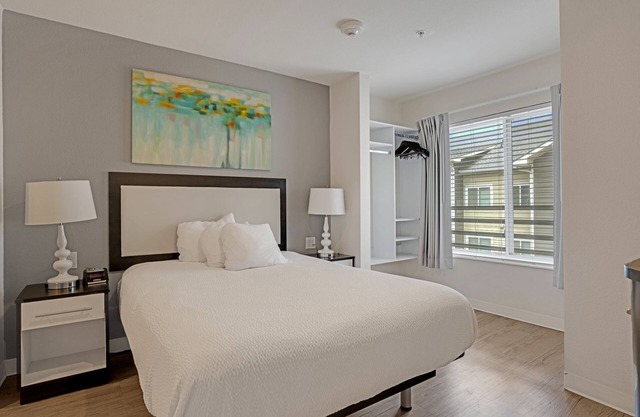 Simplicity At the Rim 1417 I Spacious 1 Bed 1 Bth