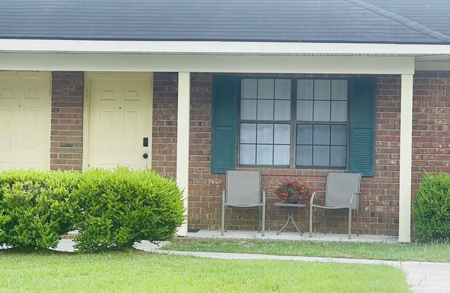 Simply Home-Convenient to major stores, restaurants and 9 minutes to Water Park!
