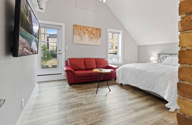 Single Bachelor unit en-suite Across from Google