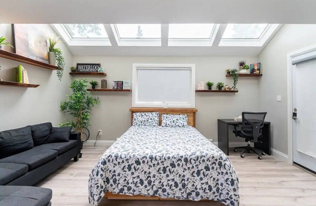 Single Bachelor unit en-suite in Waterloon