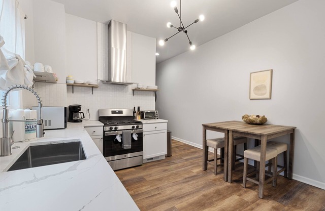 Single level 2 bedroom- minutes from downtown!