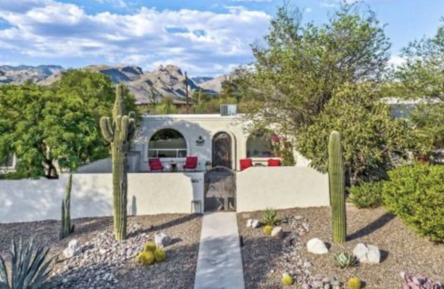 Single Level Sabino Sanctuary Courtyard, 2 Car Garage, Renovated 2-2024