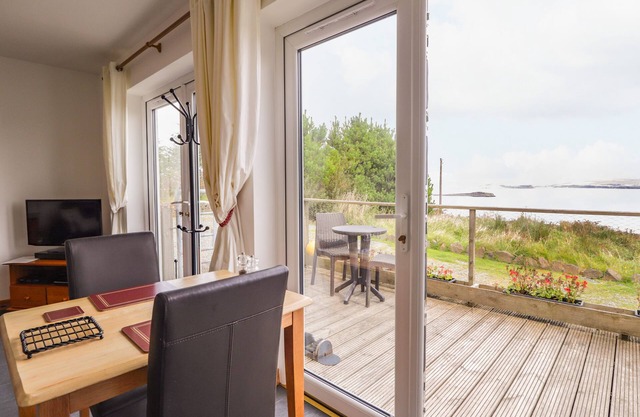 SINGLE MALT COTTAGE, romantic, with a garden in Dunvegan