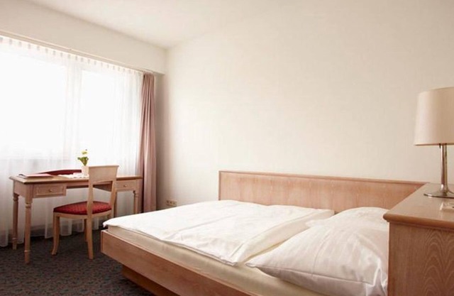 Single room with shower or Bathroom, toilet - Amadeo Hotel Schaffenrath