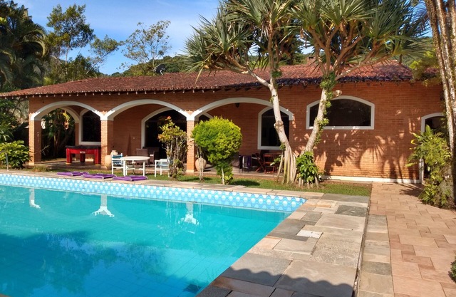 Single-storey house with pool in gated community