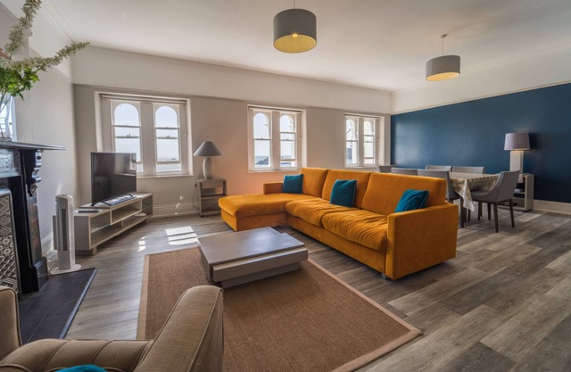 Sir Arthur Conan Doyle Apartment (No 6) 1, Elliot Terrace - stunning sea views over Hoe and Plymouth