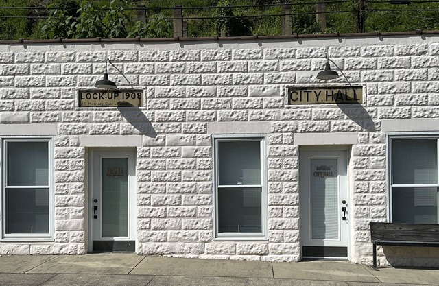 Situated in downtown, Matewan it is near all restaurants, museums and shops.