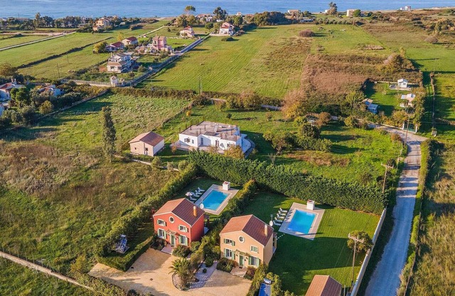 Situated within a short walk of the beautiful sandy beach at Almiros, this quaint villa sits within