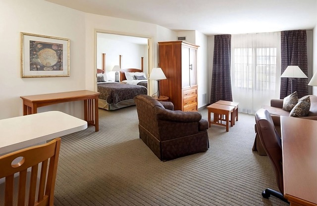 Six Flags Fun! Spacious Unit with Full Kitchen! Outdoor Pool Open Year-Round!