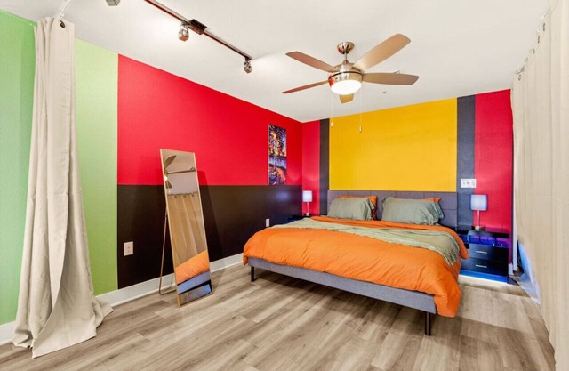 Six Flags/The Rim - Chic Modern Studio, King Bed