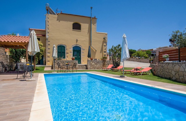 Skandalis Apartment with pool view (Theano)