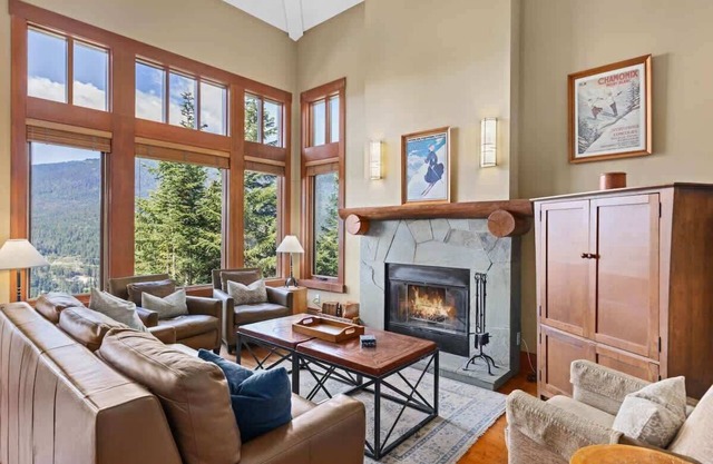 Ski Access. Hot Tub, Fireplace, Mountain Views