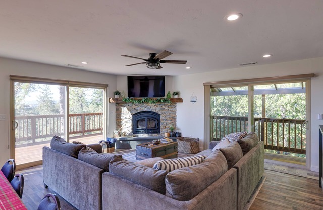 Ski, Hike & Fish: Mtn-View Gem w/Deck in Tuolumne