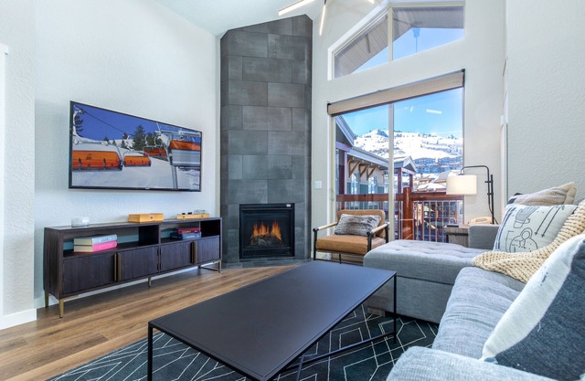Ski In/Out 2BD Top floor W/Amazing Views