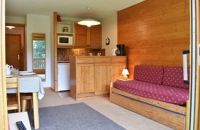 Ski-In/Out Studio with Summer Pool, Balcony, Near Shops & Bus