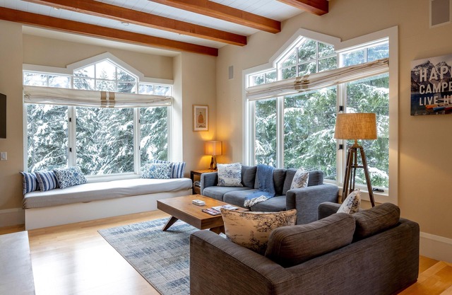 SKI IN/OUT | Updated 4BR | Private Hot Tub | Double Garage | Managed By Aloha Whistler