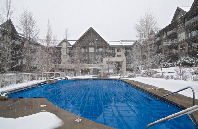 Ski in/Ski out at The Aspens with Outdoor Heated Pool + Hot tubs!