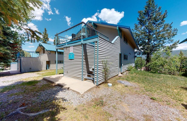Ski-in/ski-out condo with lake & mountain views, patio, balcony