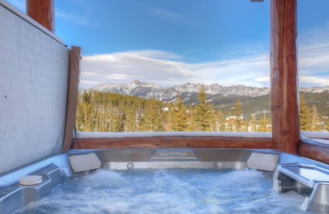 Ski-in/ski-out home w/private hot tub in Moonlight Basin - Saddle Ridge - Montana Mountain Chalet
