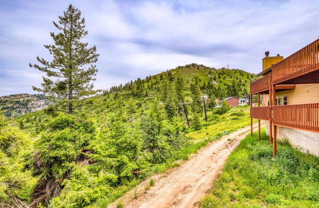 Ski-in/ski-out of this functional condo- near lifts