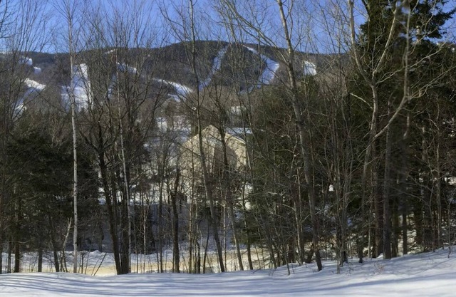 Ski-in Ski-out recently renovated Townhouse. Mountain view.
