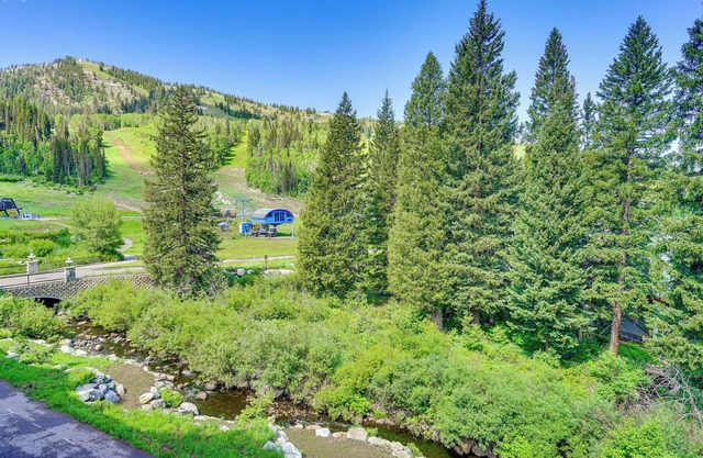Ski-In/Ski-Out Solitude Condo w/Rooftop Hot Tub!