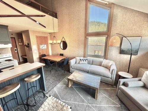 Ski in Ski out Top Floor Condo with Pools, Hot tub and more