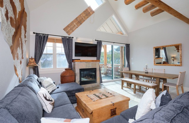 Ski-in/ski-out w/private hot tub & views in Moonlight Basin - Saddle Ridge - Pony Express Chalet
