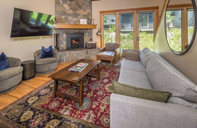 Ski In/Ski Out, Wood Burning Fireplace, Great Location