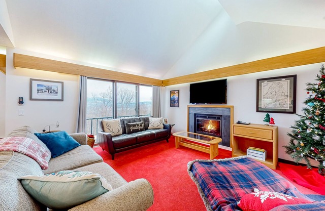 Ski-in/ski-out mountainside townhouse w/fireplace, fast WiFi, washer/dryer