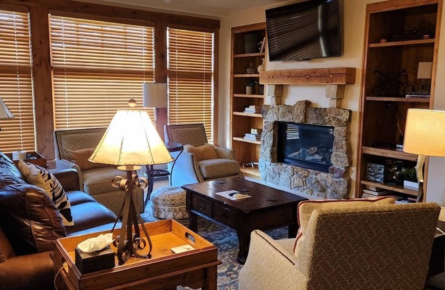 Ski In/Ski Out "WestWall Lodge" Luxury Mountain Accommodation A304