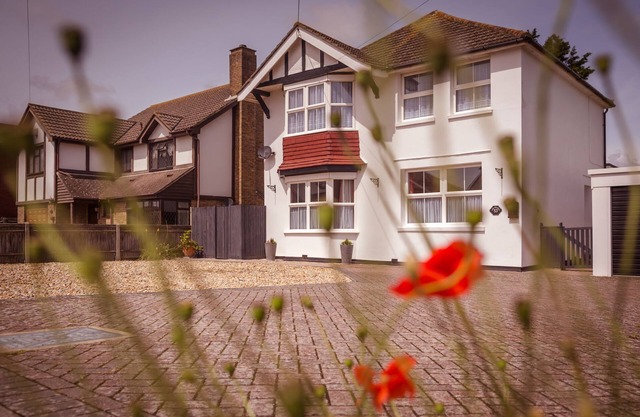 Skip to the Beach - dog friendly family holiday home in Pevensey Bay