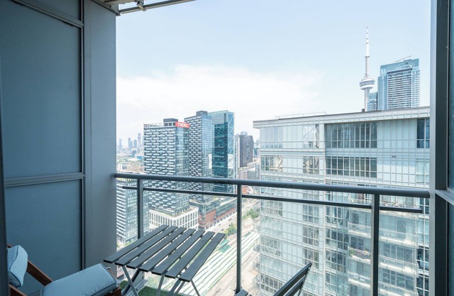 Sky Living : Awesome Lake and City View, Park Free