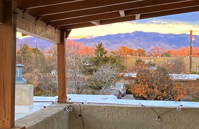 SkyHighCasita Luxury Retreat near UNM with Views!