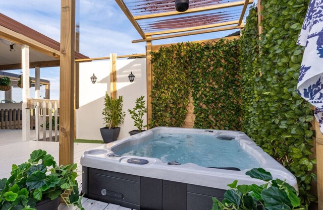 Skyline Elegance House with Spa, Seaview and Deck