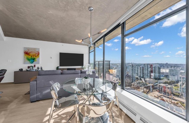 Skyview, 40th Floor! 2BR Condo in Downtown Vancouver