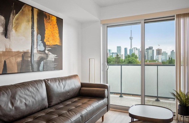 Sleek 1BR & office Condo - CN Tower, Skyline view